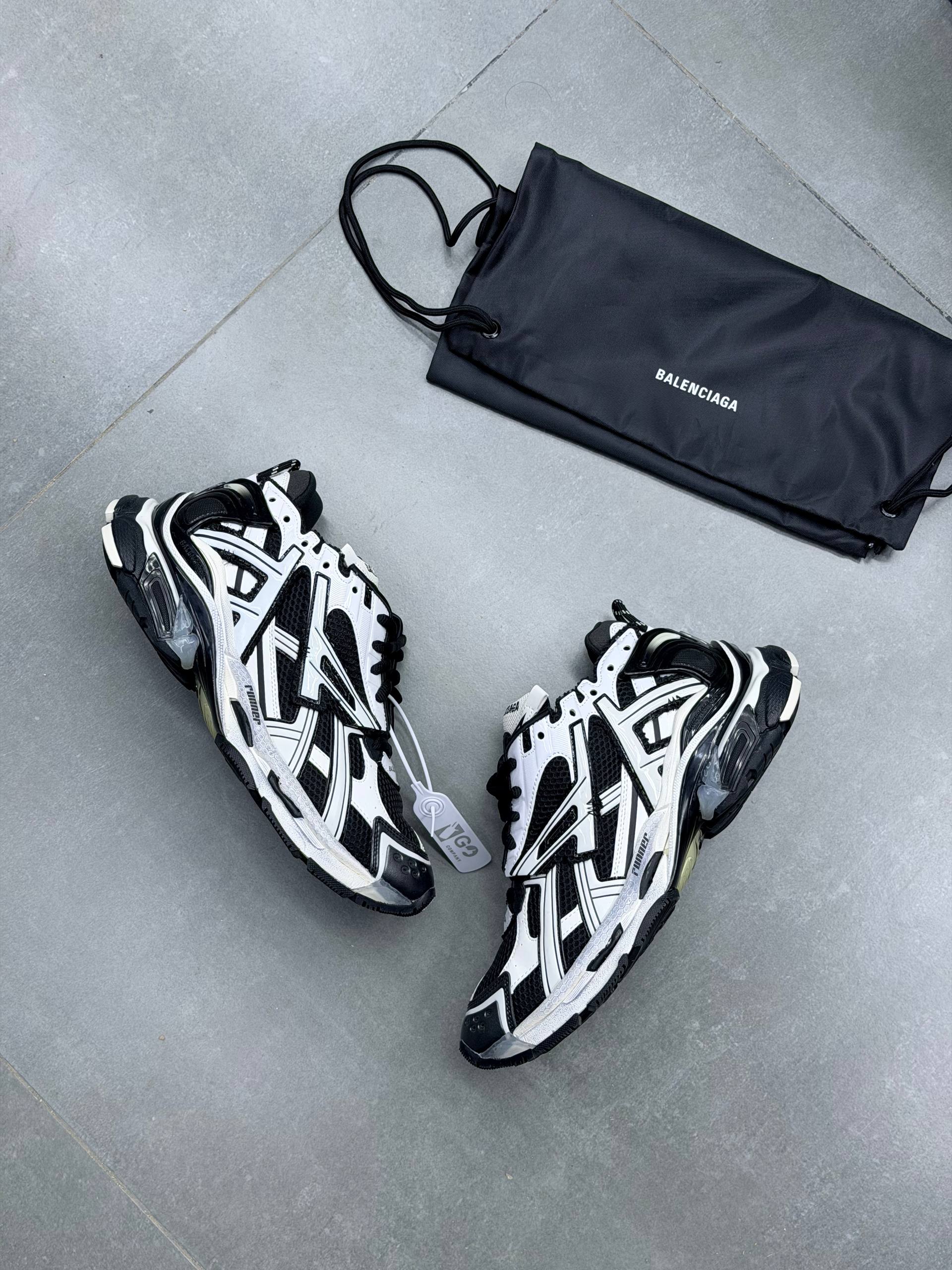 بالنسیاگاه رانر مشکی سفید